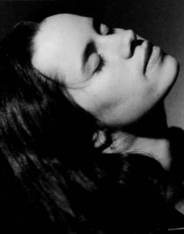 Blowup of Natalie Merchant Photograph (26K)